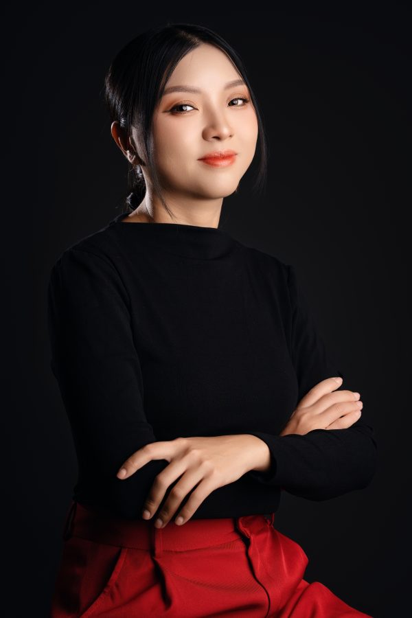 Chụp ảnh chân dung profile công việc cho nữ doanh nhân, chị Vân mặc áo đen khoanh tay tự tin trên phông nền đen chụp tại studio Lus Photo.