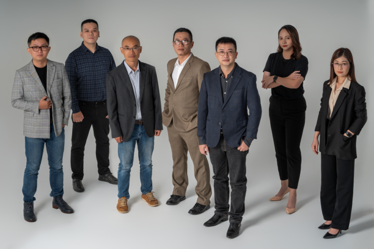 Chụp ảnh đội ngũ agency quảng cáo: bảy thành viên BCM Group đứng thành hàng trên phông trắng, thực hiện bởi Lus Photo